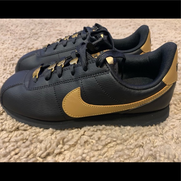 Nike Cortez Basic SL VTF GS
Womens Sz 5 Black/Gold